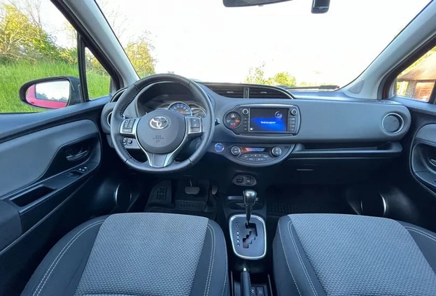 Toyota Yaris cena 49900 przebieg: 94400, rok produkcji 2015 z Nowy Wiśnicz małe 121